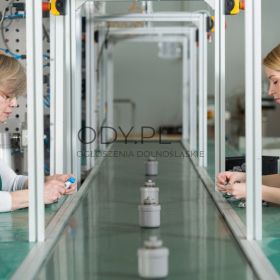 Pracownik produkcji kabli (Babenhausen-HI-GL-DE)