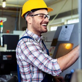 Operator maszyn cnc na rękę 2150 euro i darmowy pokój 1-os