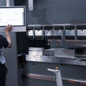 Operator prasy krawędziowej CNC, nowoczesna firma 